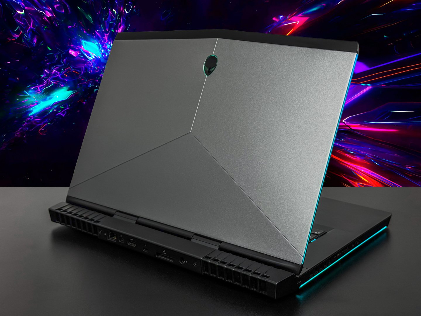 Купить Игровой ноутбук Dell Alienware P69F001 недорого